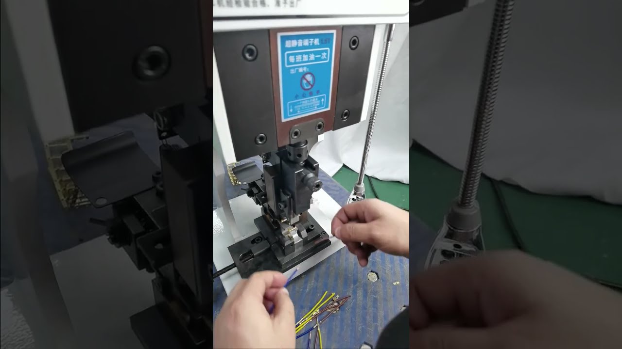 Video Sebenar Mesin Terminal dengan Acuan Sambungan Punggung Berbentuk U untuk Crimping #kilang #mesin