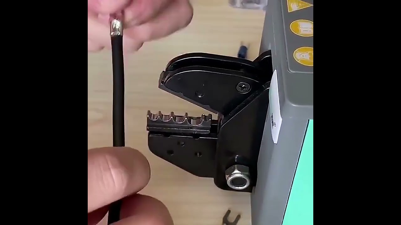 Mesin Crimping Terminal Pneumatik untuk Ferrules & Abah-Abah Automotif – Crimping Manual Dipercayai