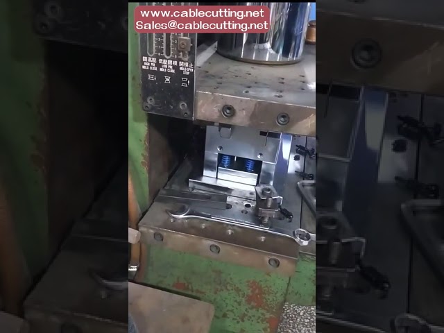 Mesin Pengacuan Suntikan Menegak Automatik untuk Kabel USB Plastik - Cekap & Tepat